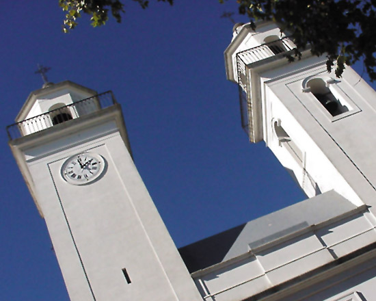 Torre de la Basílica y el faro de Colonia contra un cielo despejado