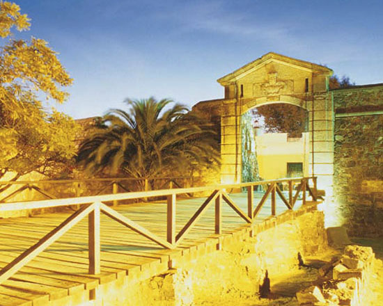 Portón de Campo, la puerta de la antigua ciudadela, al atardecer