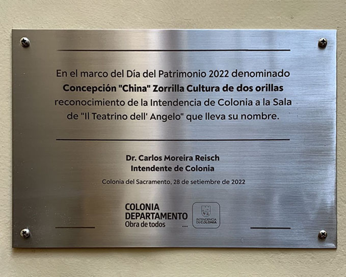 Placa de metal de la Intendencia de Colonia que reconoce a la Sala China Zorrilla, 2022