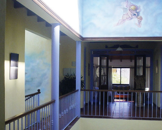 Galería interior del primer piso con balaustrada de hierro