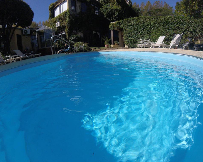 Agua turquesa de la piscina climatizada