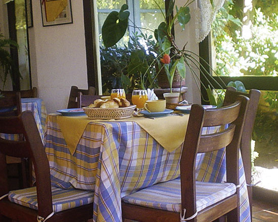 Mesa de desayuno servida con mantel a cuadros